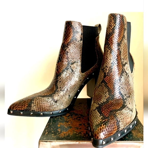 CHARLES BY CHARLES DAVID- Women's Duke Studded Chelsea Booties Size: 9.5 - Picture 2 of 5